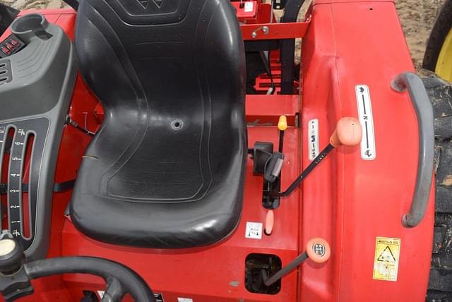 Image of Massey Ferguson 2706E equipment image 4