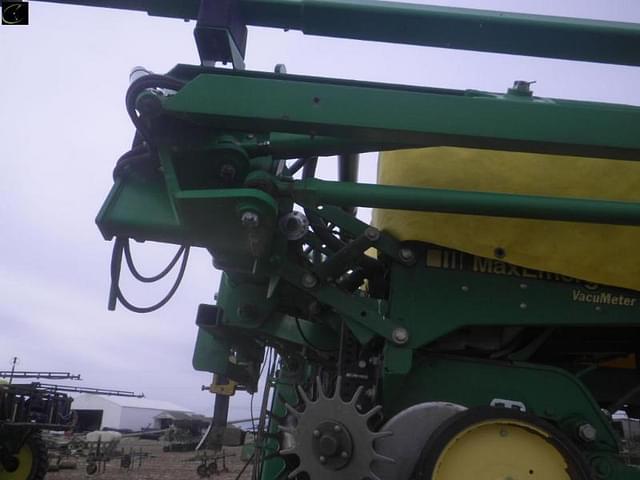 Image of John Deere 7300 equipment image 4