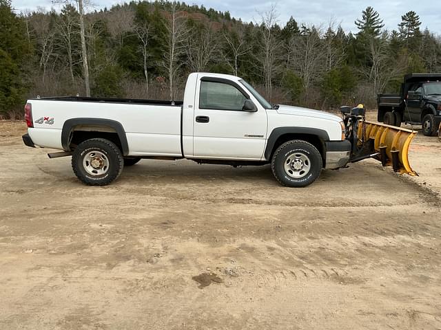 Image of Chevrolet 2500HD equipment image 3