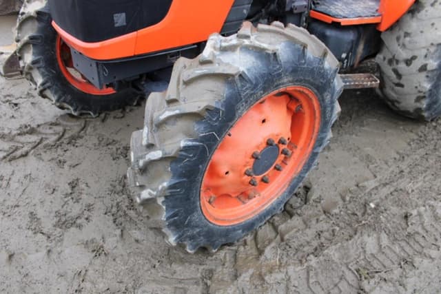 Image of Kubota M7040 equipment image 4