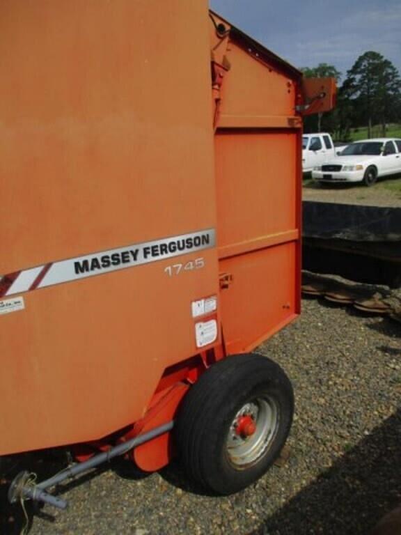 Image of Massey Ferguson 1745 equipment image 3