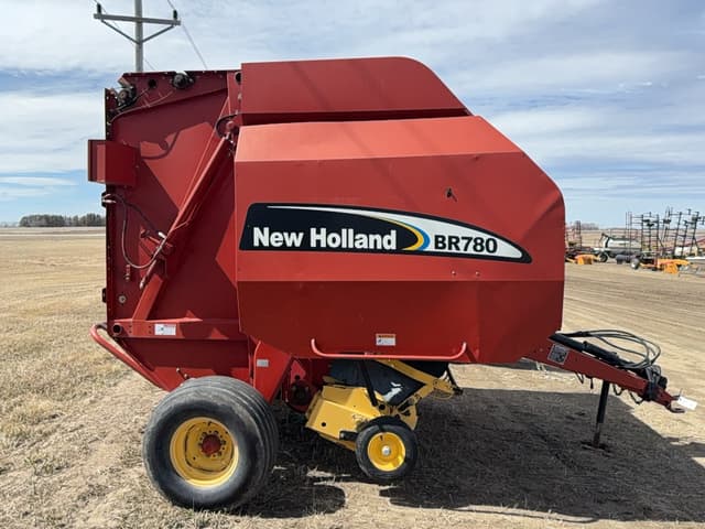 Image of New Holland BR780 equipment image 1
