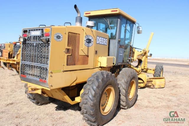 Image of John Deere 670CH equipment image 2