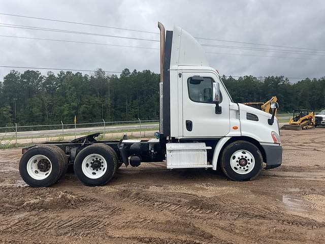 Image of Freightliner Cascadia equipment image 3