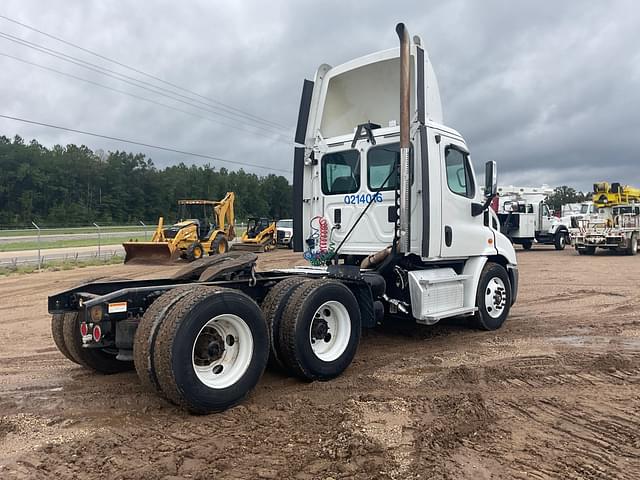 Image of Freightliner Cascadia equipment image 4