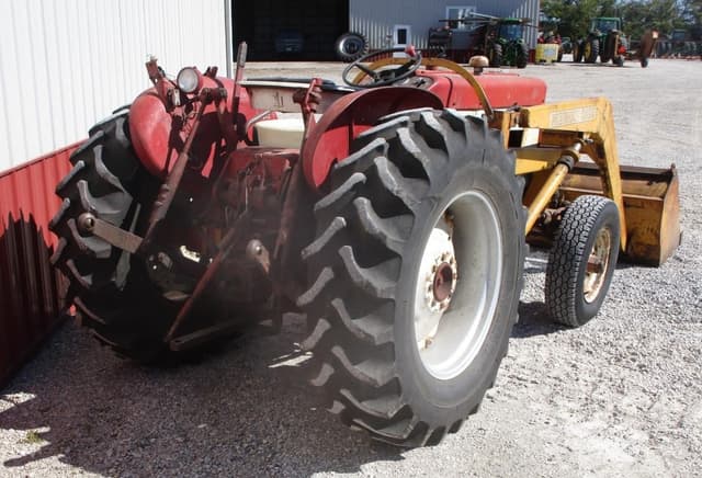 Image of International Harvester 504 equipment image 4