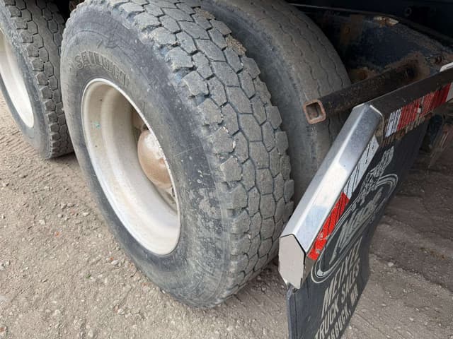 Image of Mack CX613 equipment image 4