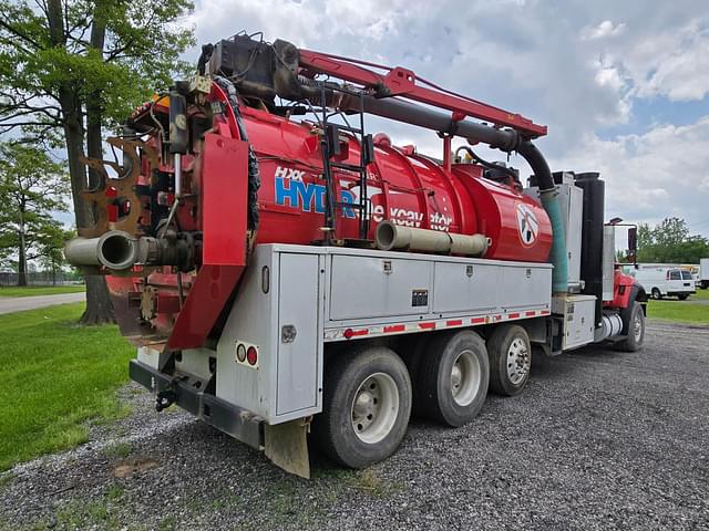 Image of International 7600 equipment image 4
