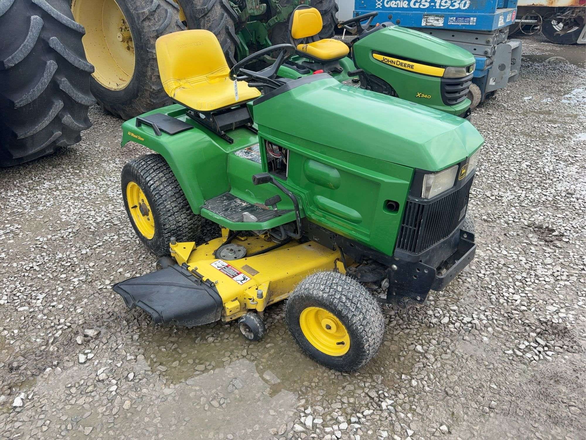 John Deere 425 Equipment Image0