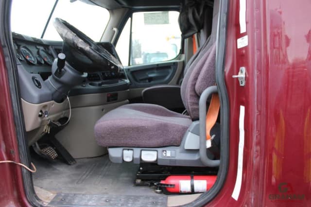 Image of Freightliner Cascadia 125 equipment image 4