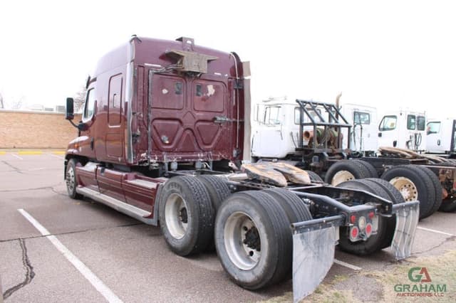 Image of Freightliner Cascadia 125 equipment image 3