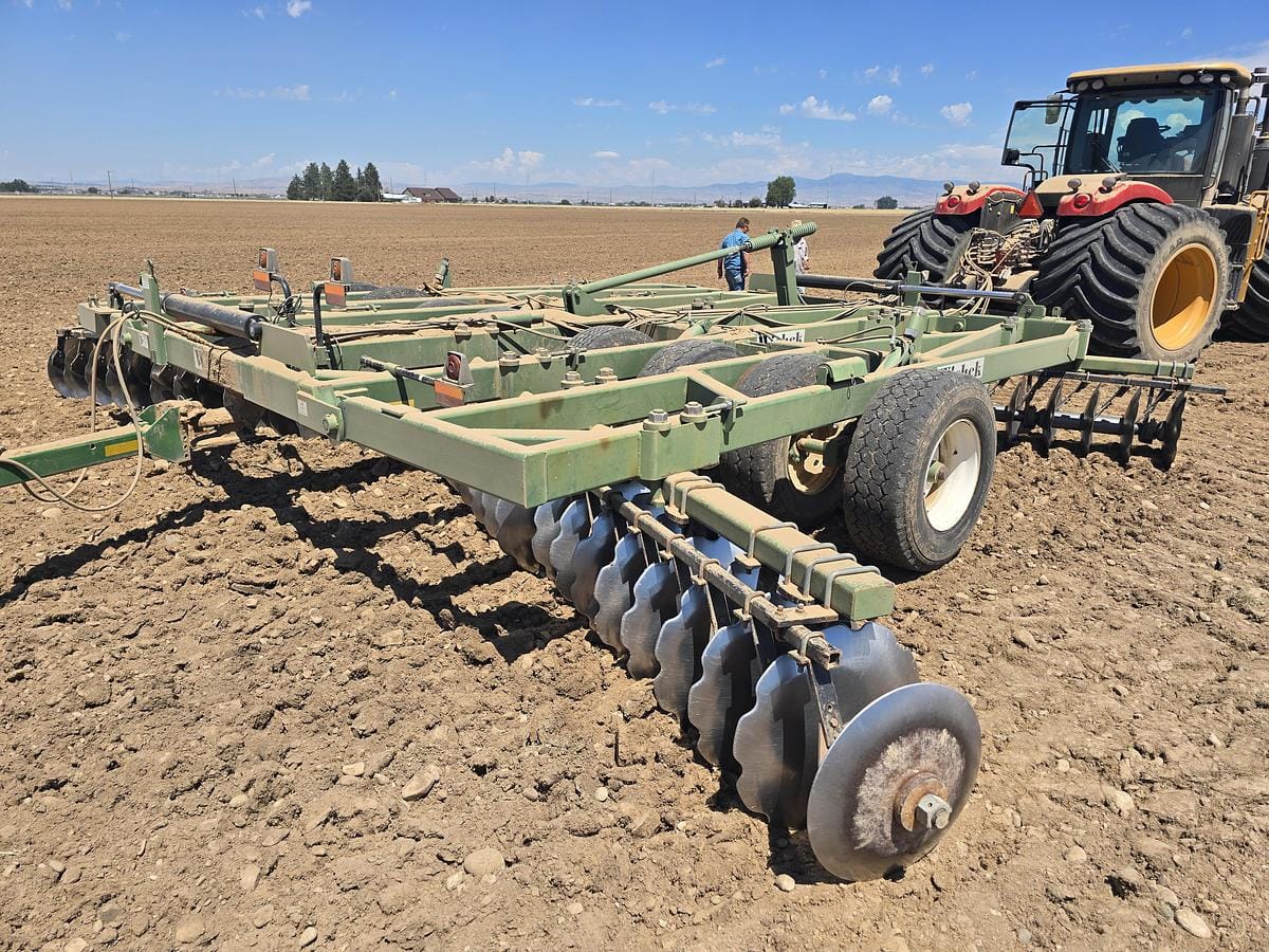 2015 Wishek 814NT Equipment Image0