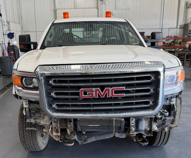 Image of GMC 2500HD equipment image 3