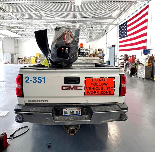 Image of GMC 2500HD equipment image 4
