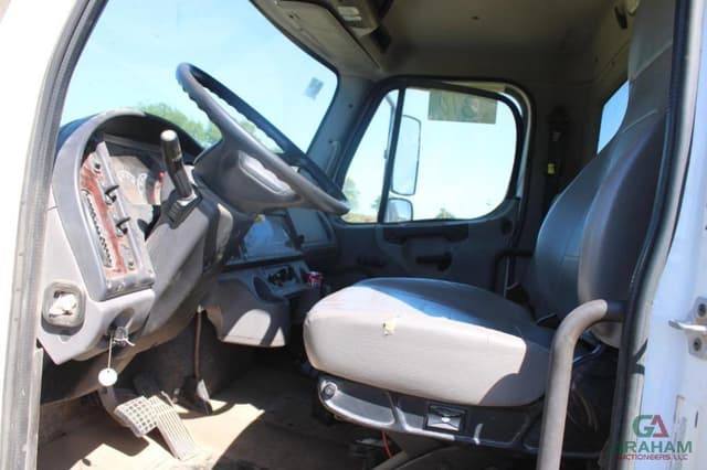 Image of Freightliner M2 106 equipment image 4