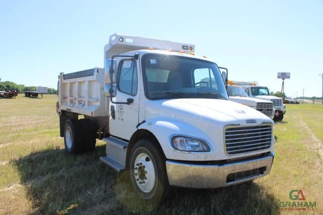 Image of Freightliner M2 106 equipment image 1