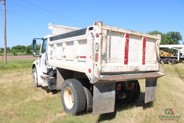 Image of Freightliner M2 106 equipment image 3