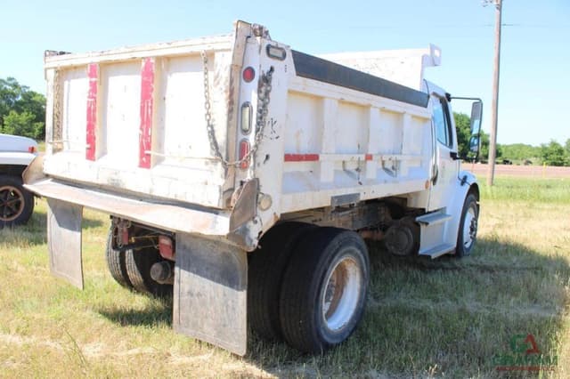 Image of Freightliner M2 106 equipment image 2