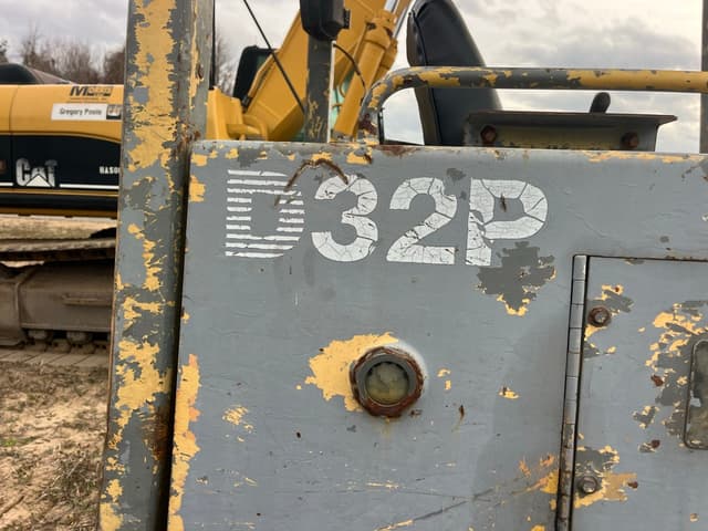 Image of Komatsu D32P equipment image 2