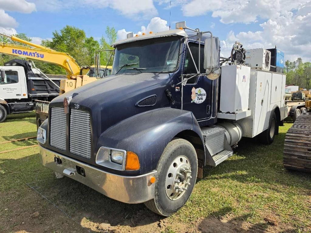 2004 Kenworth T300 Equipment Image0