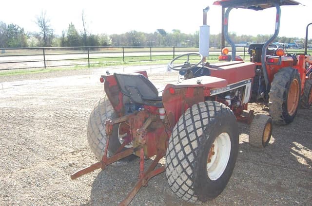 Image of International Harvester 284 equipment image 2
