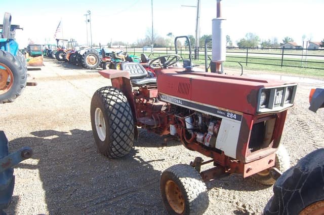 Image of International Harvester 284 equipment image 3