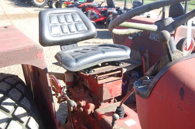 Image of International Harvester 284 equipment image 4