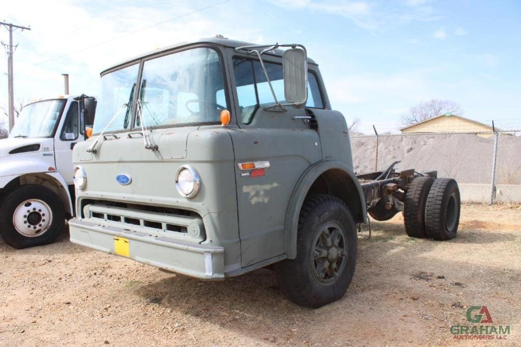 1986 Ford F-900 Equipment Image0