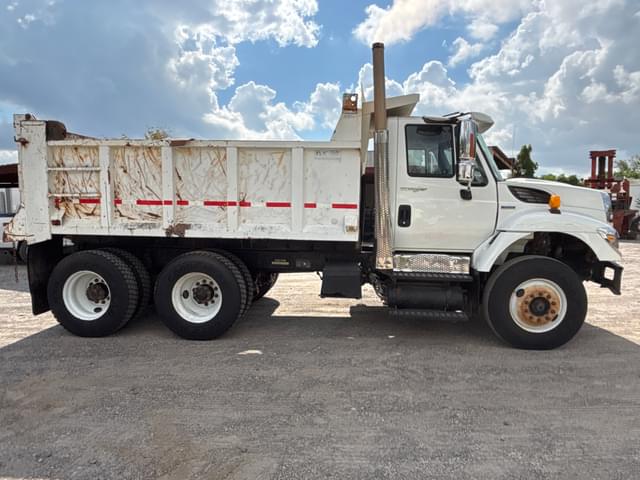 Image of International Navistar equipment image 3