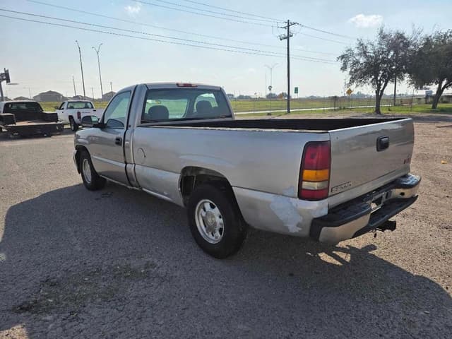 Image of GMC Sierra equipment image 3