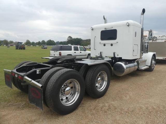 Image of Peterbilt 389 equipment image 2