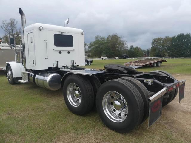 Image of Peterbilt 389 equipment image 3