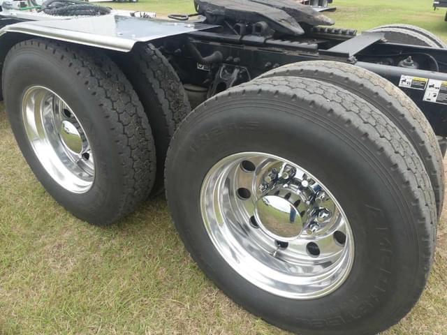 Image of Peterbilt 389 equipment image 4