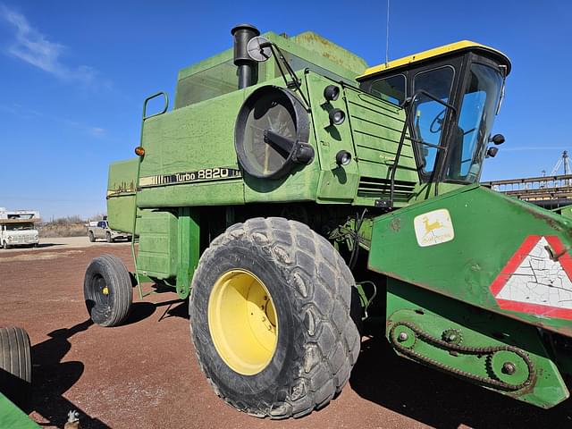 Image of John Deere 8820 equipment image 1