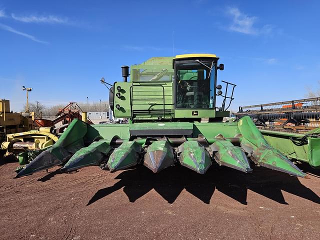 Image of John Deere 8820 equipment image 2