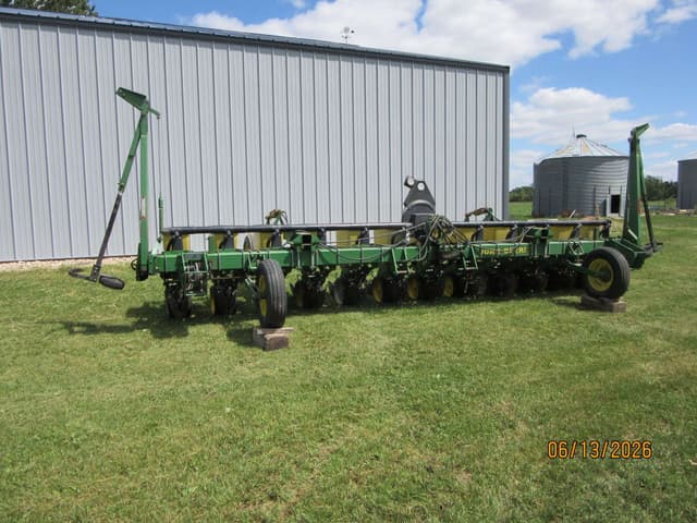 Image of John Deere 7300 equipment image 1