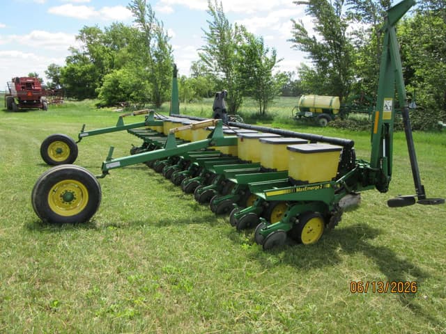 Image of John Deere 7300 equipment image 4