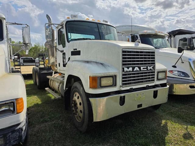 Image of Mack CHN613 equipment image 3