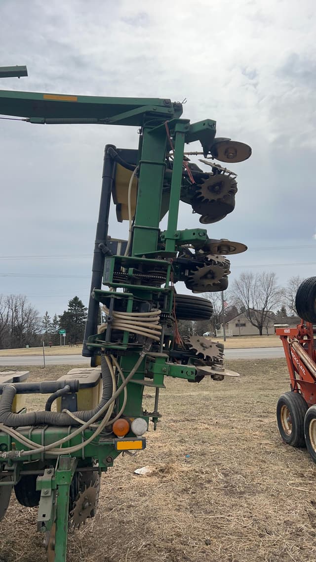 Image of John Deere 7300 equipment image 1