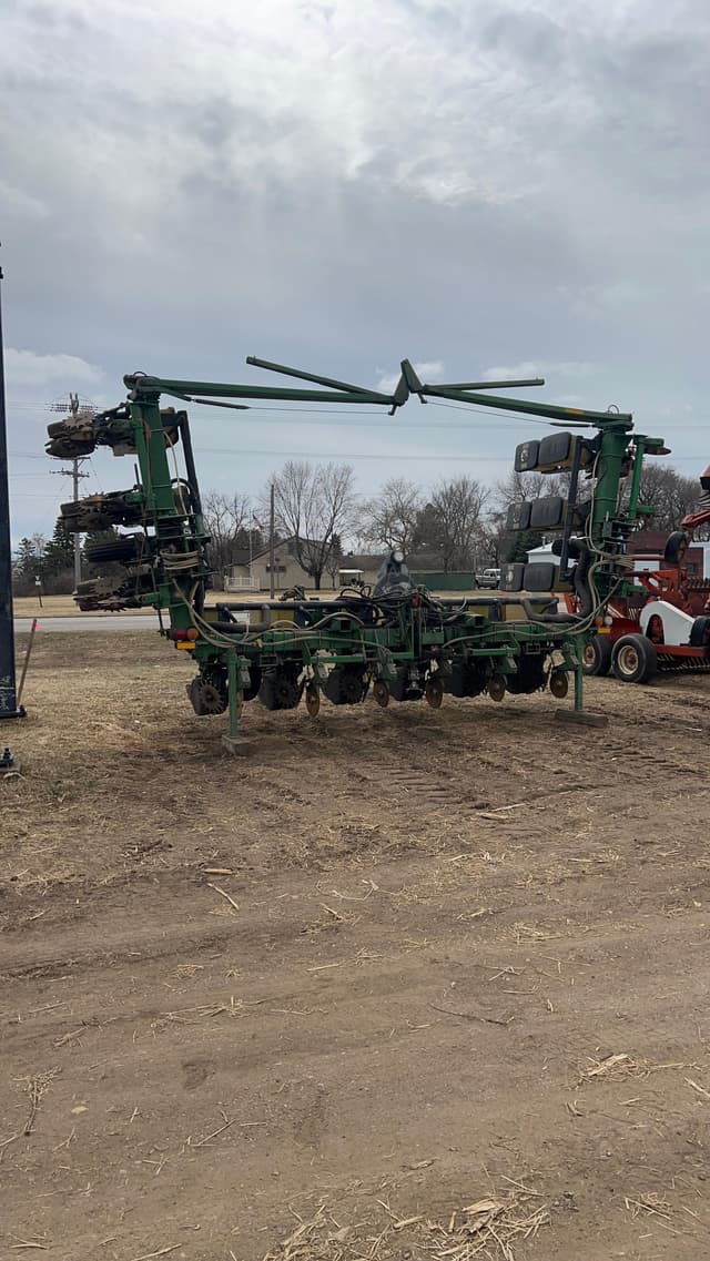 Image of John Deere 7300 equipment image 2