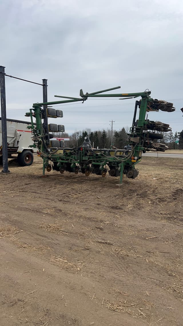 Image of John Deere 7300 equipment image 3