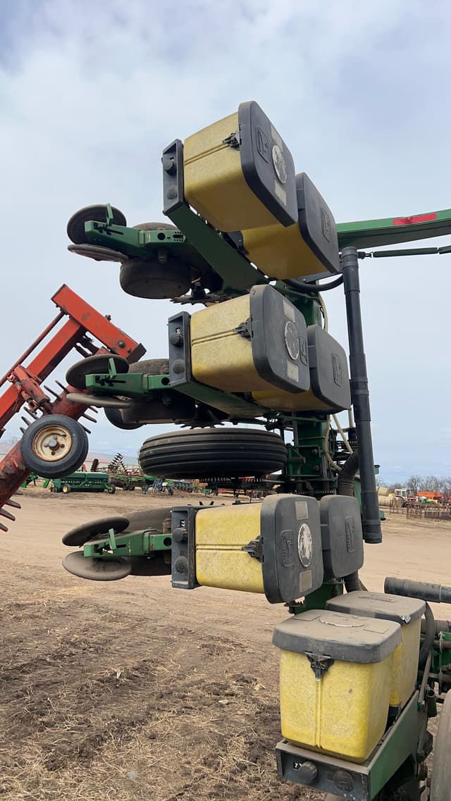 Image of John Deere 7300 equipment image 4