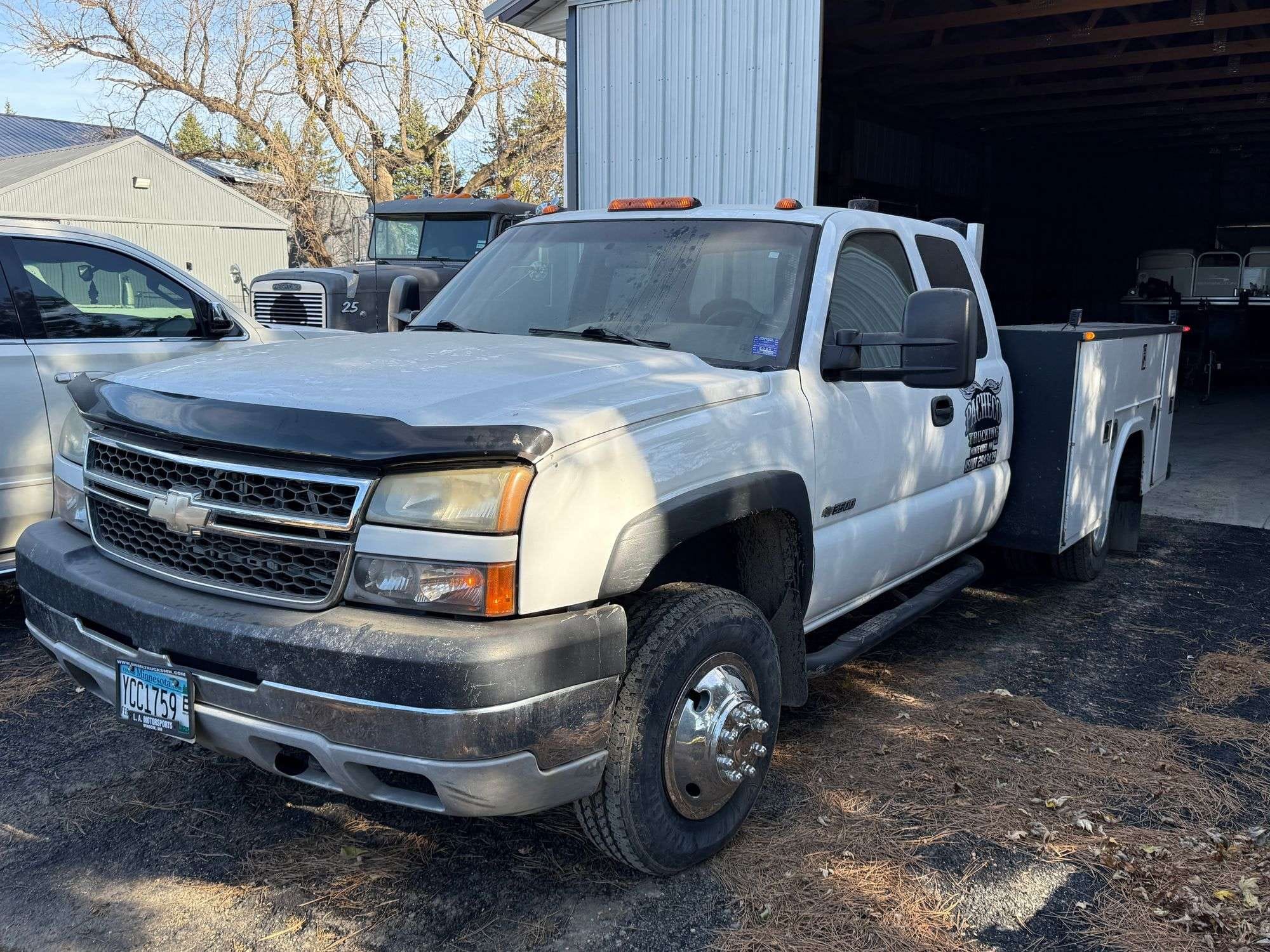 2004 Chevrolet 3500 Equipment Image0