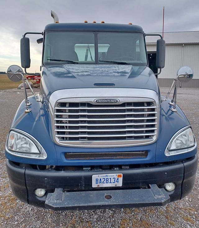 Image of Freightliner Columbia equipment image 2