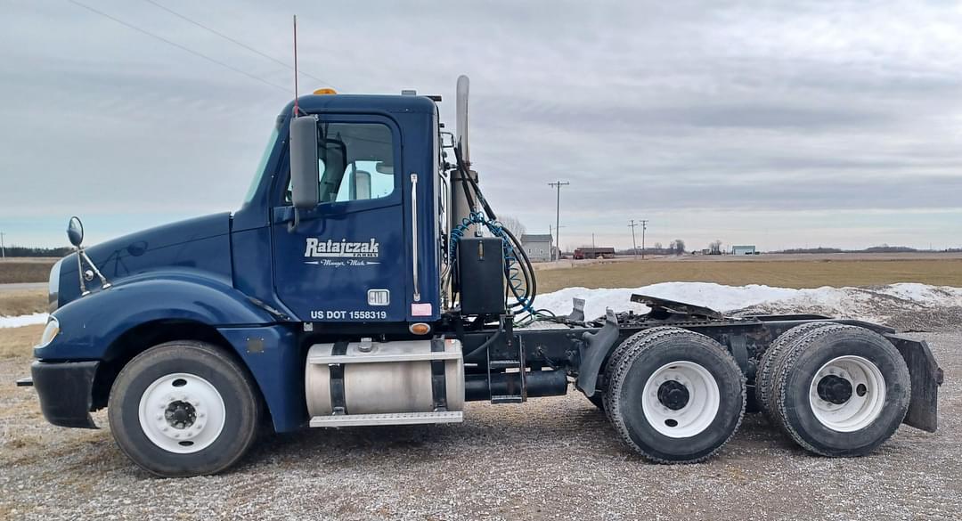 Image of Freightliner Columbia Primary image