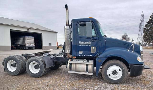 Image of Freightliner Columbia equipment image 3