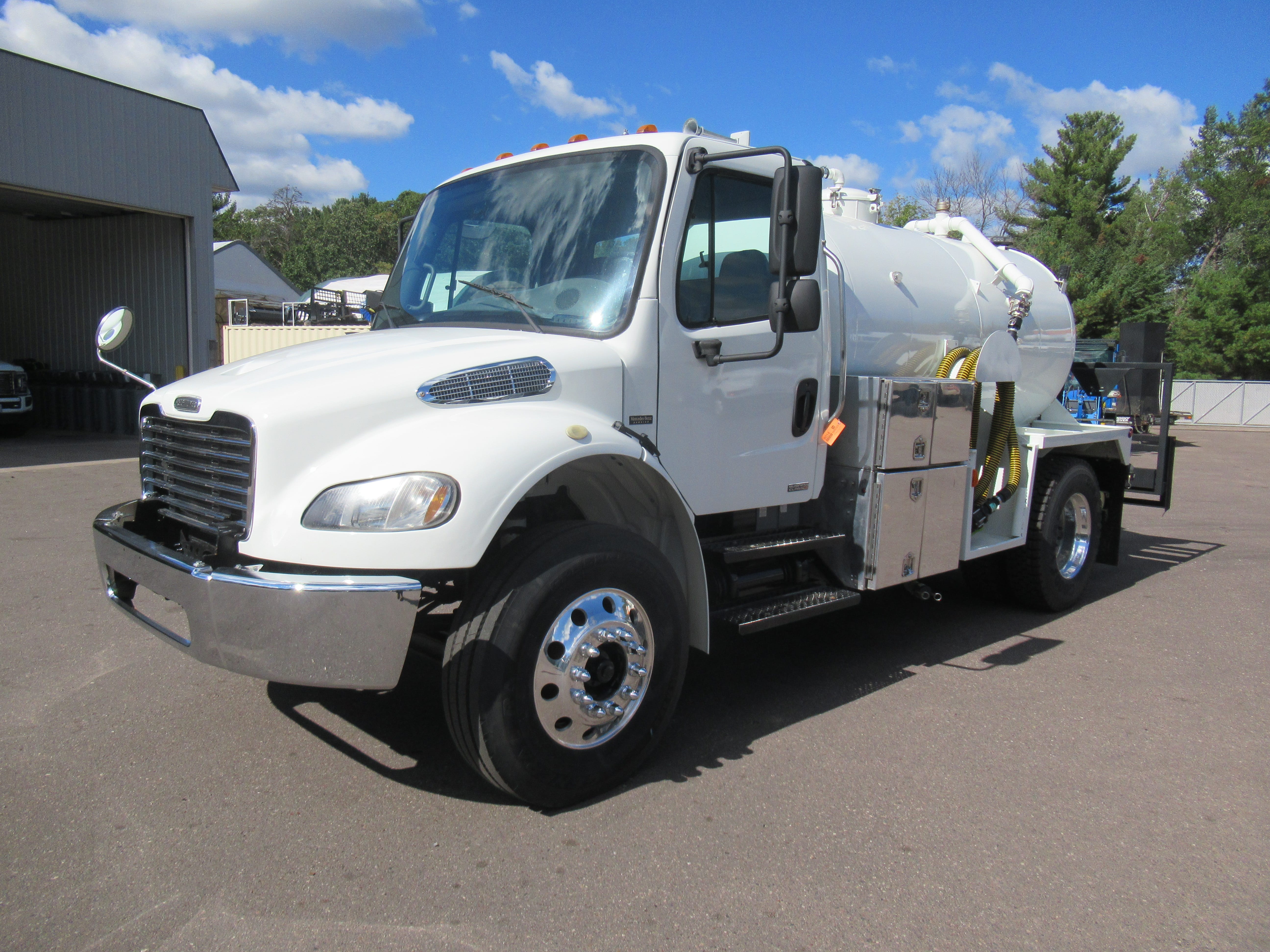 Main image Freightliner Business Class M2