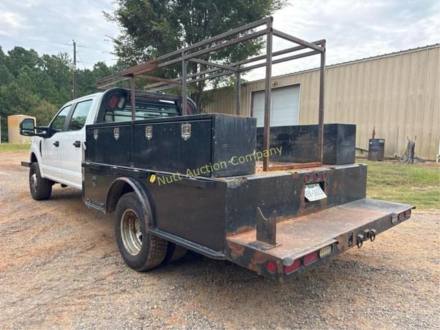 Image of Ford F-350 equipment image 2