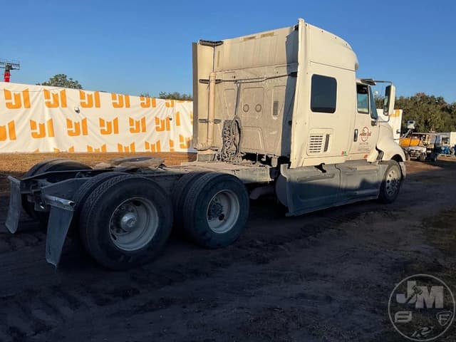 Image of International LF687 equipment image 4