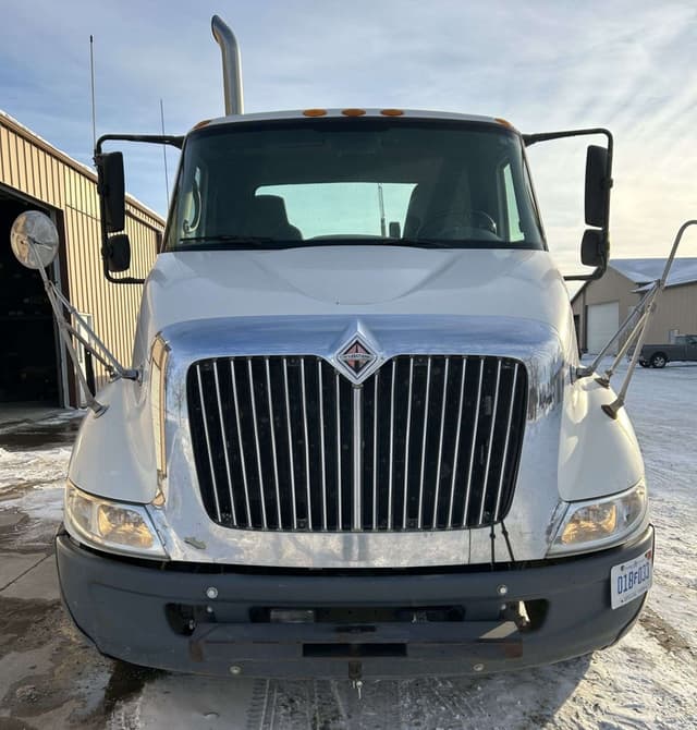 Image of International 8600 equipment image 2